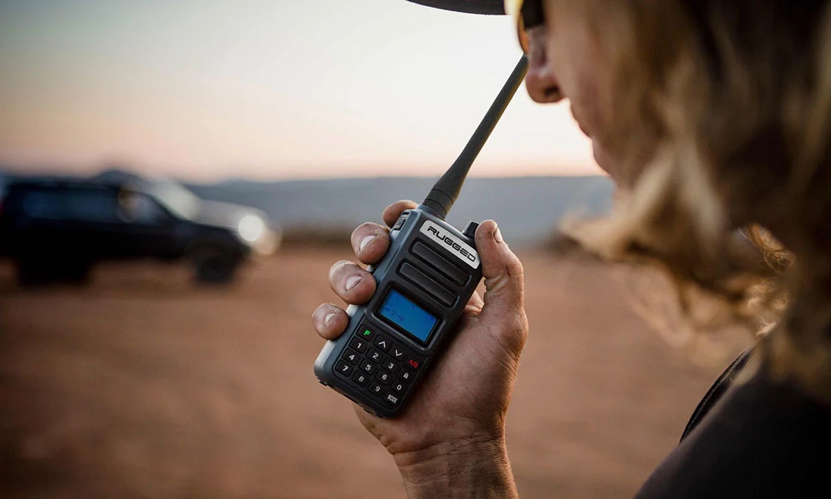 ¿Por qué deberías llevar radios en tus rutas Overland?