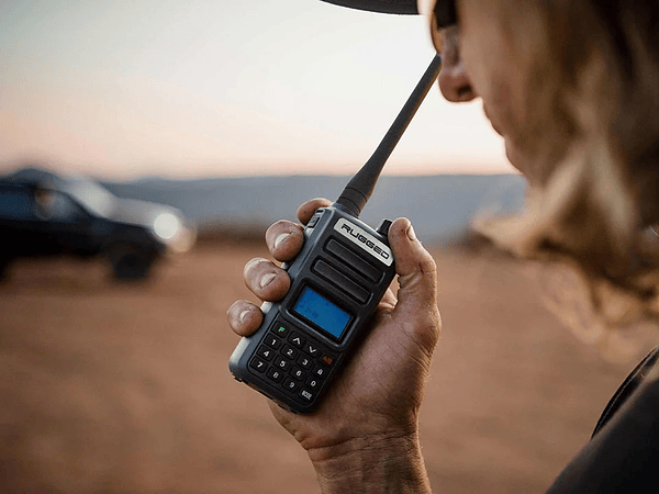 ¿Por qué deberías llevar radios en tus rutas Overland?