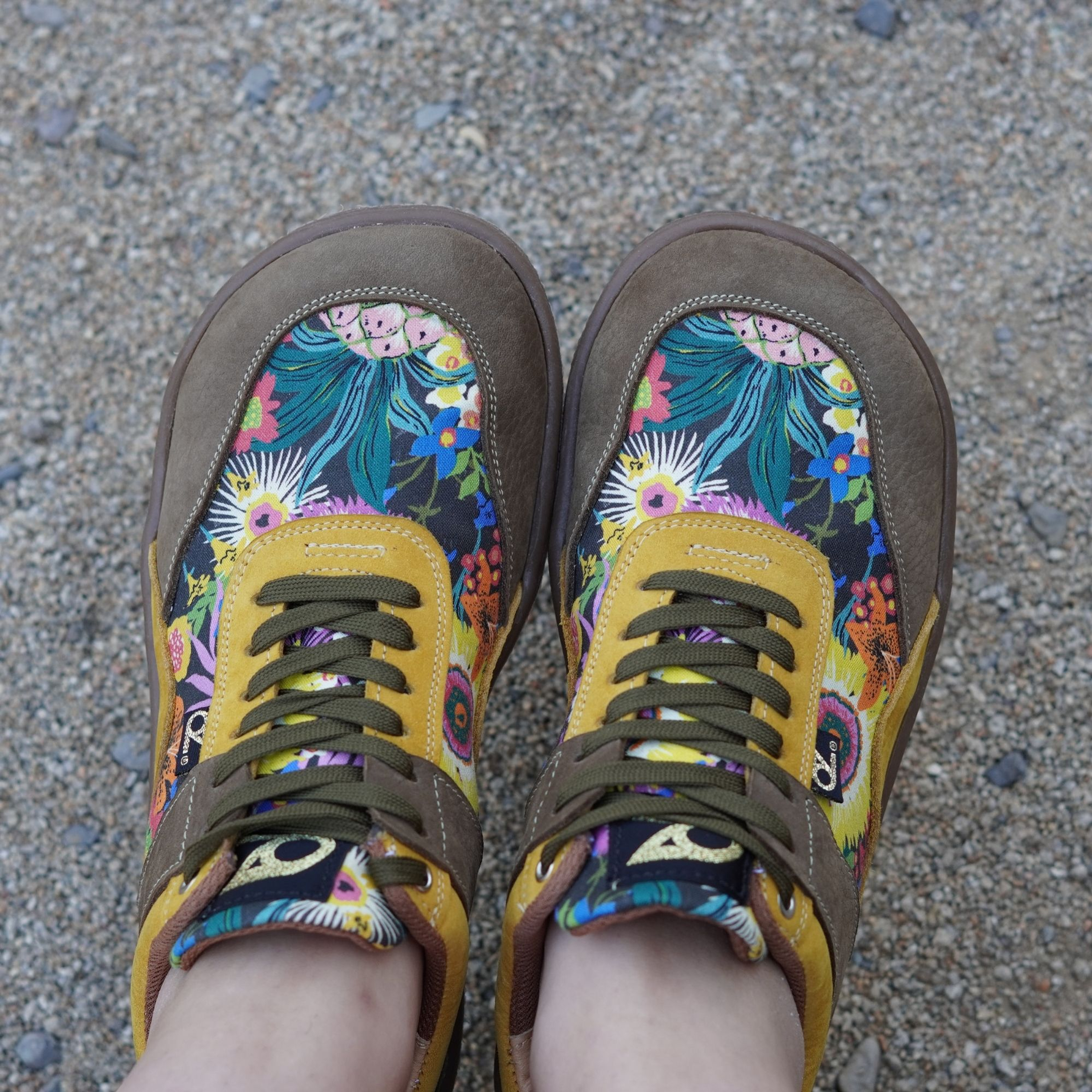 Kiki Flores Mostaza Barefoot 3