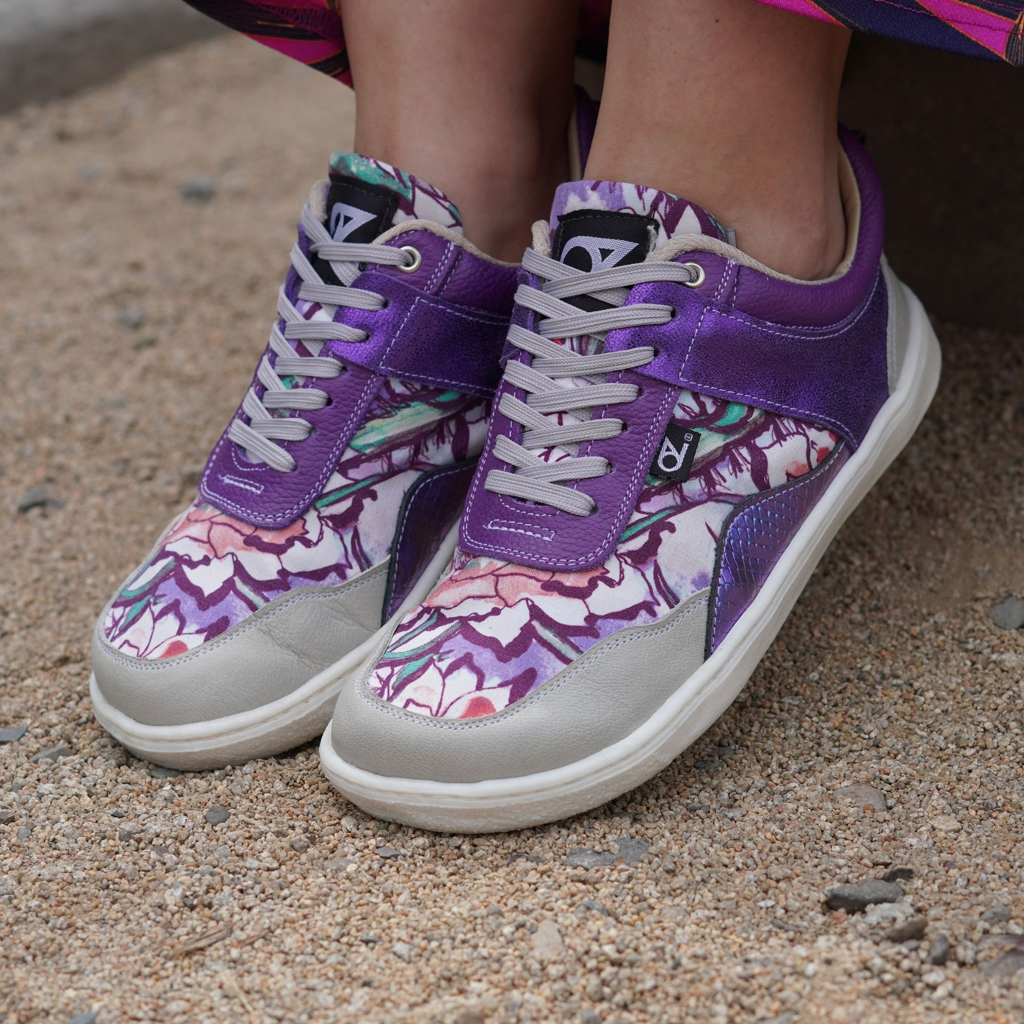 Kiki Flores Morada Barefoot 1