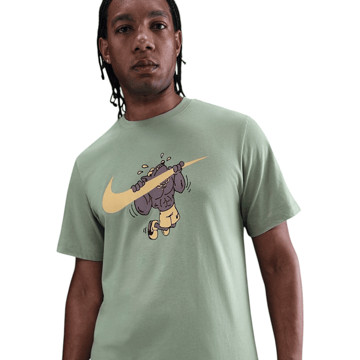 Camiseta Nike M Nsw Tee Iykyk Fs Hombre-Verde 3