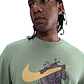 Camiseta Nike M Nsw Tee Iykyk Fs Hombre-Verde - Miniatura 4