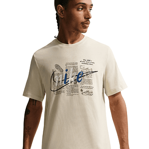 Camiseta Nike Tee Std Celebrate Brnd Hombre-Caqui