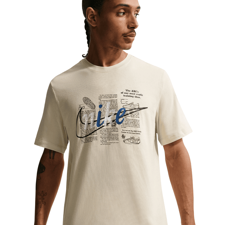 Camiseta Nike Tee Std Celebrate Brnd Hombre-Caqui 1