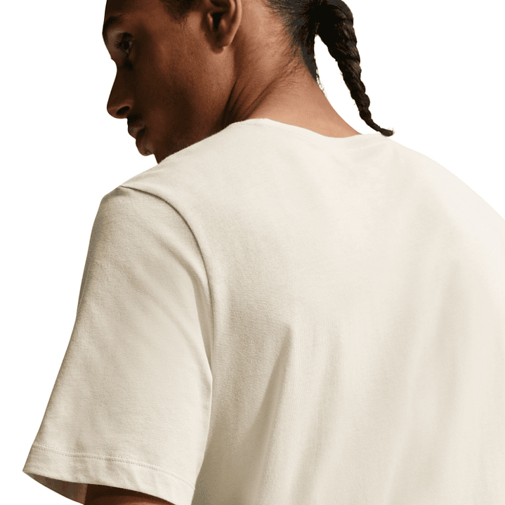 Camiseta Nike Tee Std Celebrate Brnd Hombre-Caqui 2