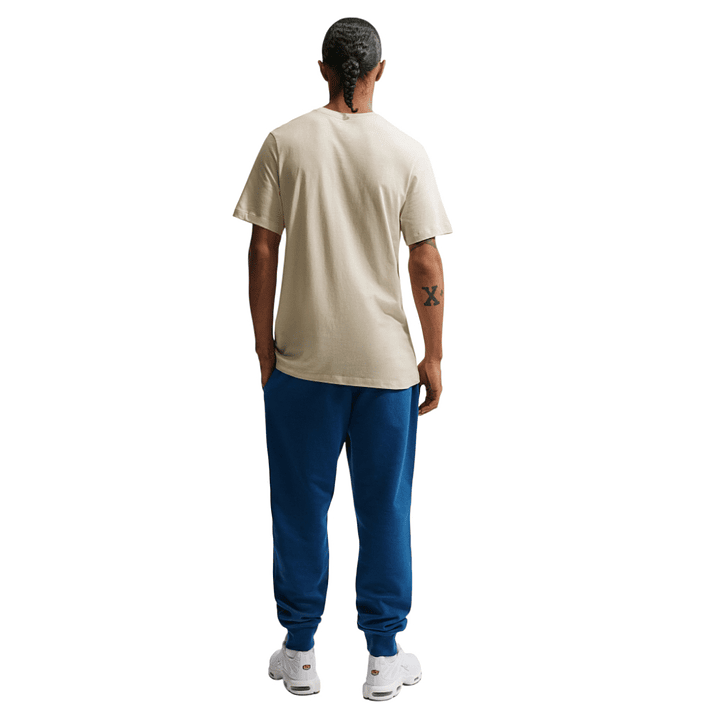 Camiseta Nike Tee Std Celebrate Brnd Hombre-Caqui 3