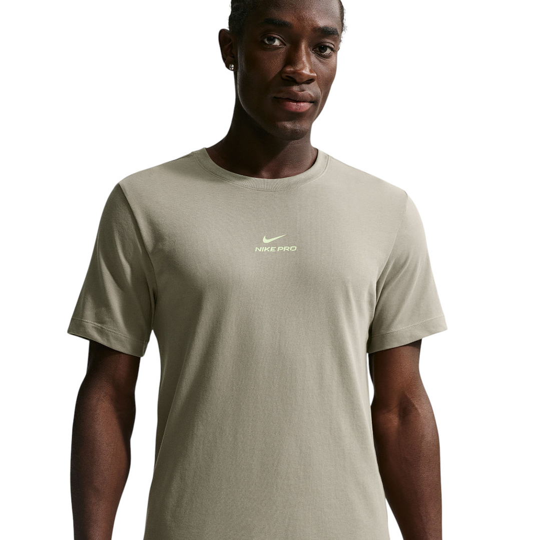 Camiseta Nike Tee Std Pro Hombre-Verde Oliva 1