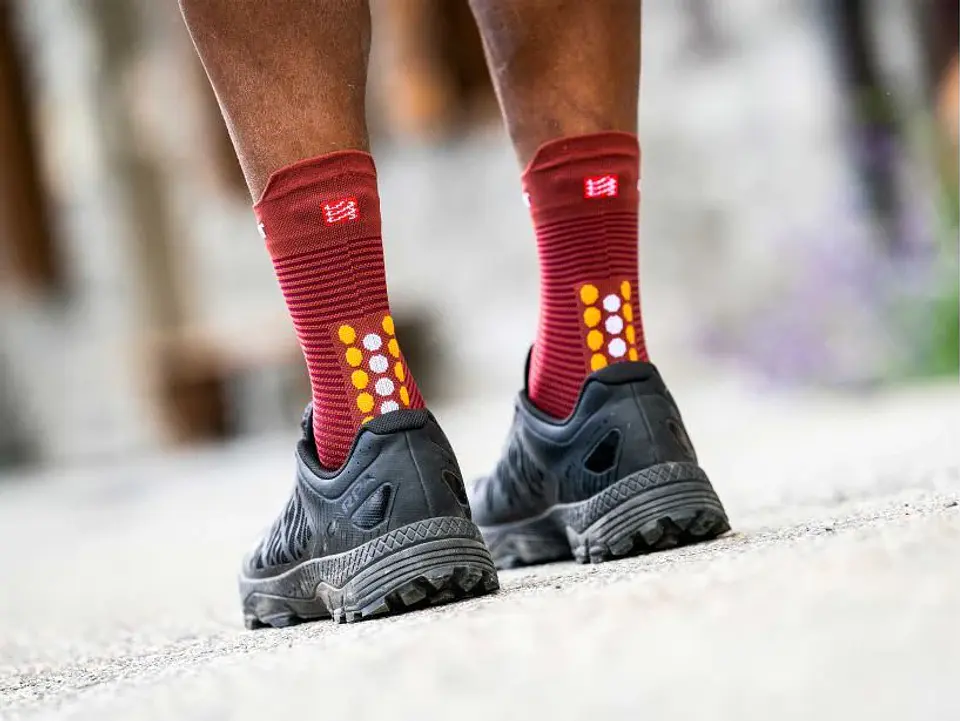 Pro Racing Socks v4.0 Ultralight Run High SPD Apple/DK Cheddar 4