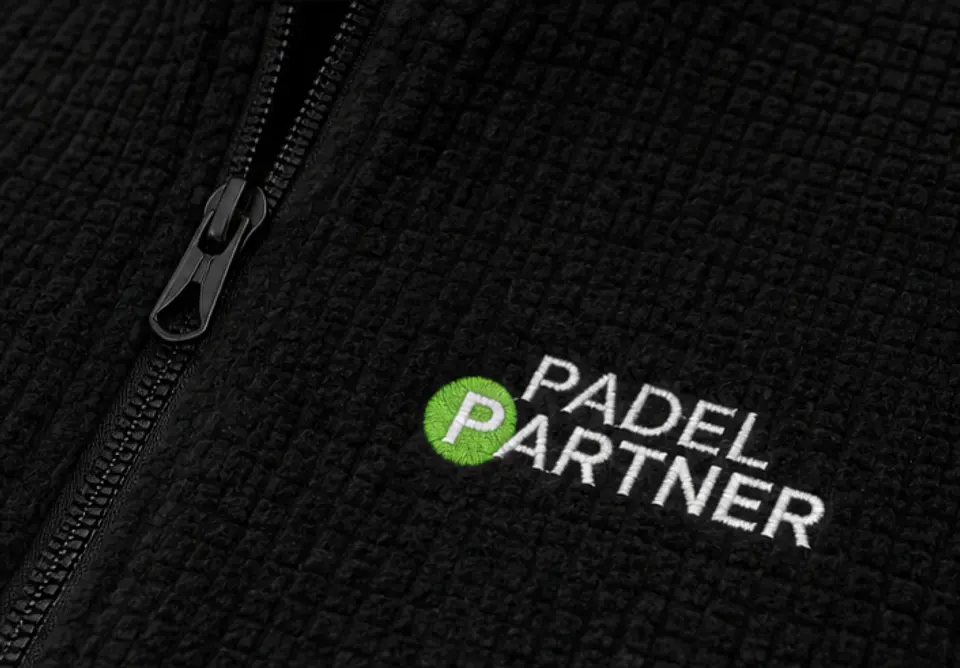 Chaqueta Polar panal Padel Partner negro bordado mujer 4