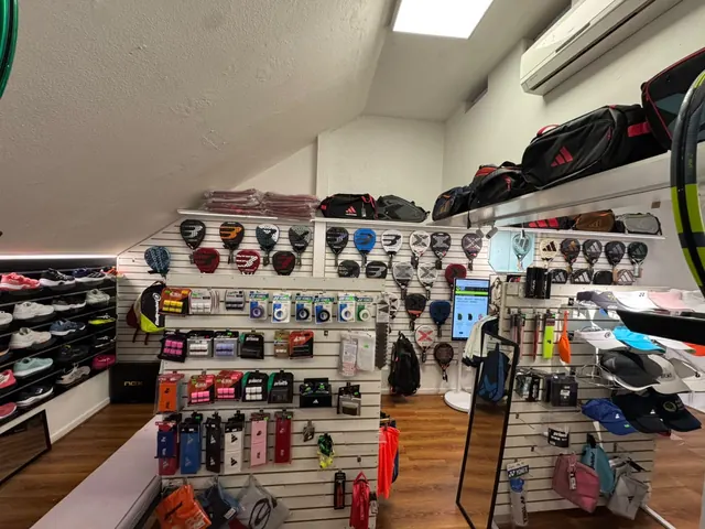 Accesorios de pádel y tenis: overgrips, protectores, gorros y zapatillas