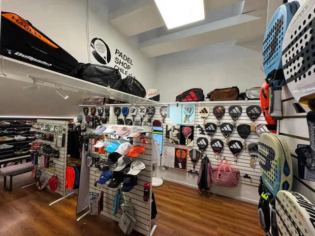 Muro de palas de pádel Bullpadel, Adidas y Nox en la tienda de Vitacura