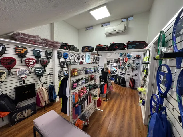 Sector de raquetas de tenis Wilson, Yonex y Babolat en la tienda de Vitacura