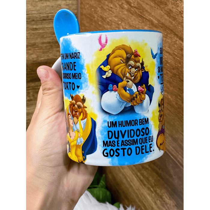 Arte para Caneca A Bela e a Fera Ele Tem Um Nariz Grande Um Sorriso Meio Torto Png