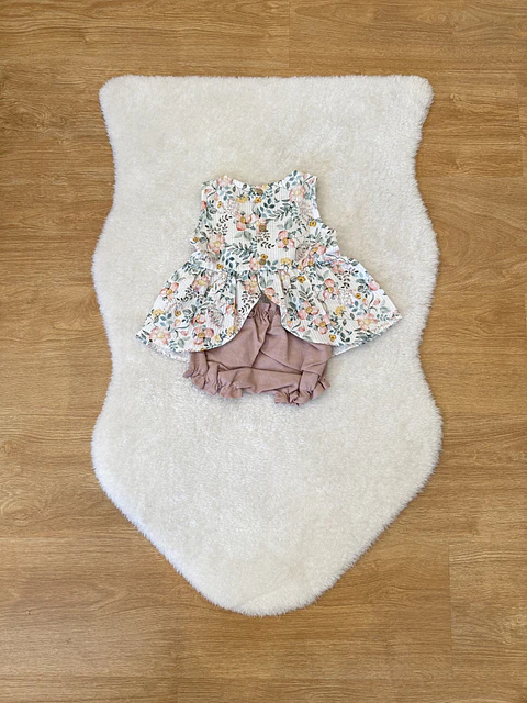 Conjunto floral com tapa fralda