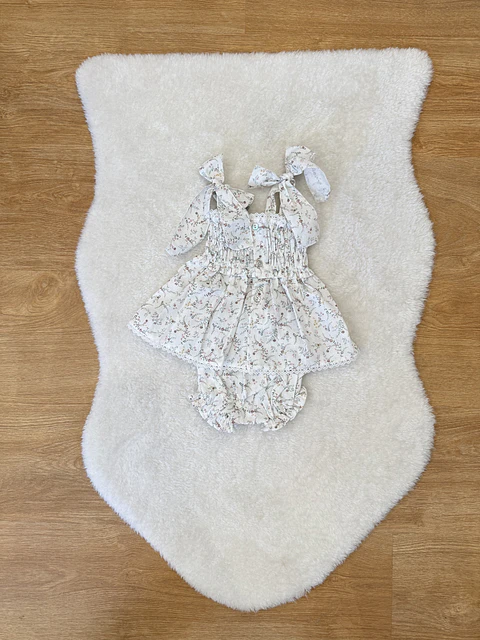 Conjunto florido com tapa fralda