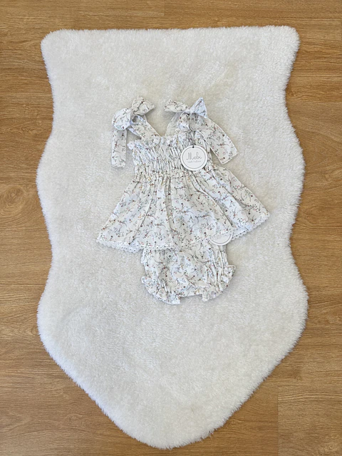 Conjunto florido com tapa fralda