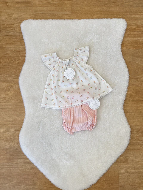 Conjunto branco e rosa com tapa fralda