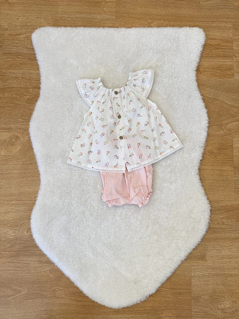 Conjunto branco e rosa com tapa fralda
