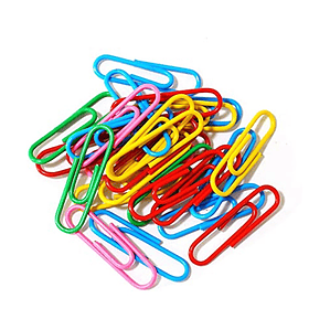 6 clips de colores de 5 cms. 