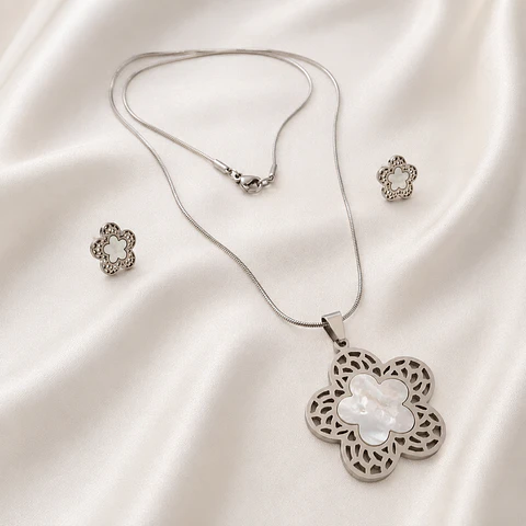 Set Collar y Aros Flor Nacarada Plateada