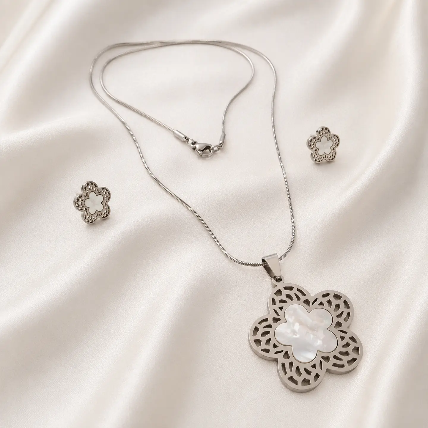 Set Collar y Aros Flor Nacarada Plateada 1