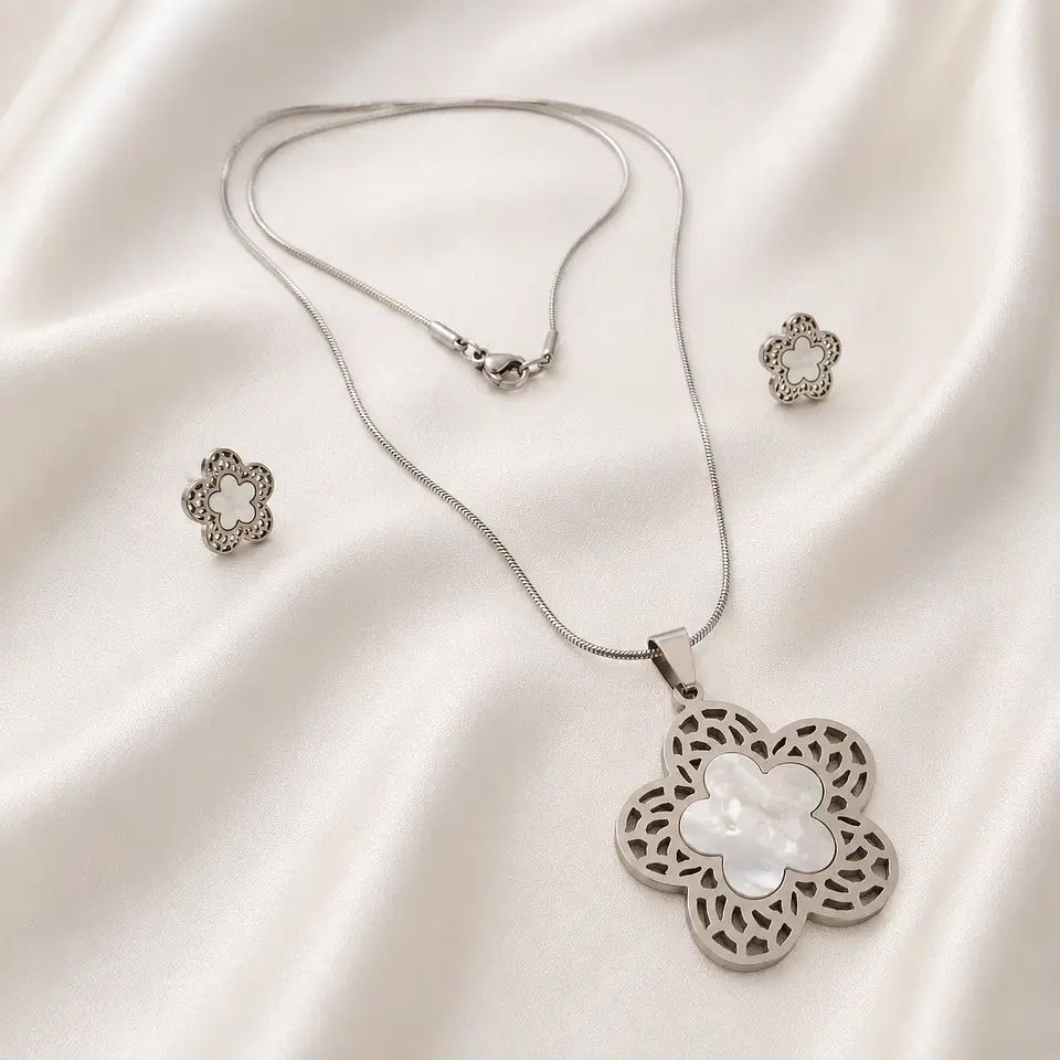 Set Collar y Aros Flor Nacarada Plateada 1