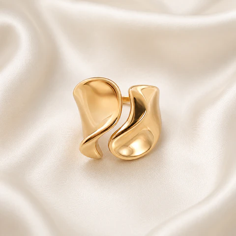Anillo Dorado Ajustable de Diseño Orgánico