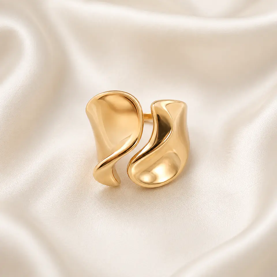Anillo Dorado Ajustable de Diseño Orgánico 1