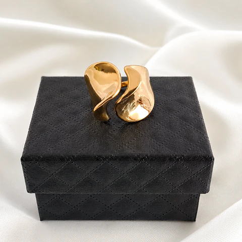 Anillo Dorado Ajustable de Diseño Orgánico