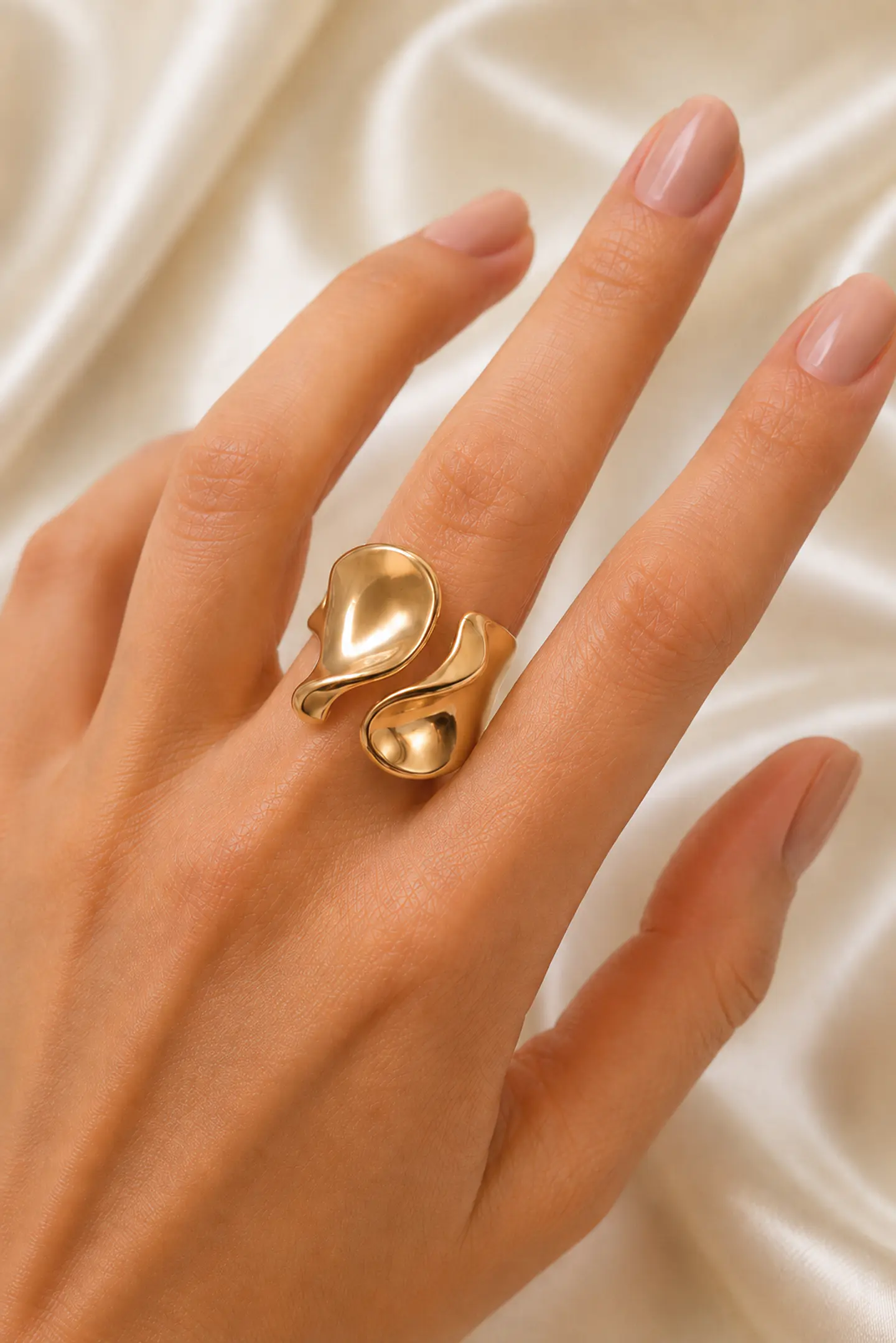 Anillo Dorado Ajustable de Diseño Orgánico 4