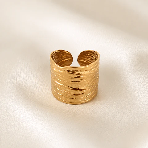 Anillo Dorado Textura Orgánica Ajustable