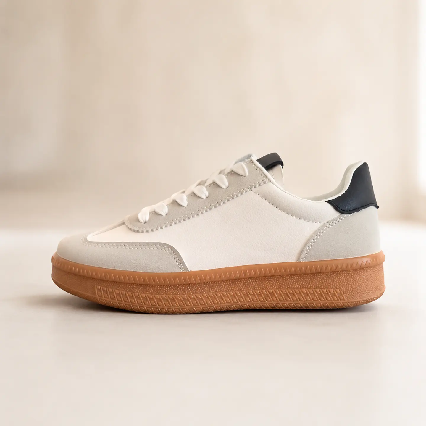 Zapatilla Urbana Blanca con Detalles Gris y Negro 3