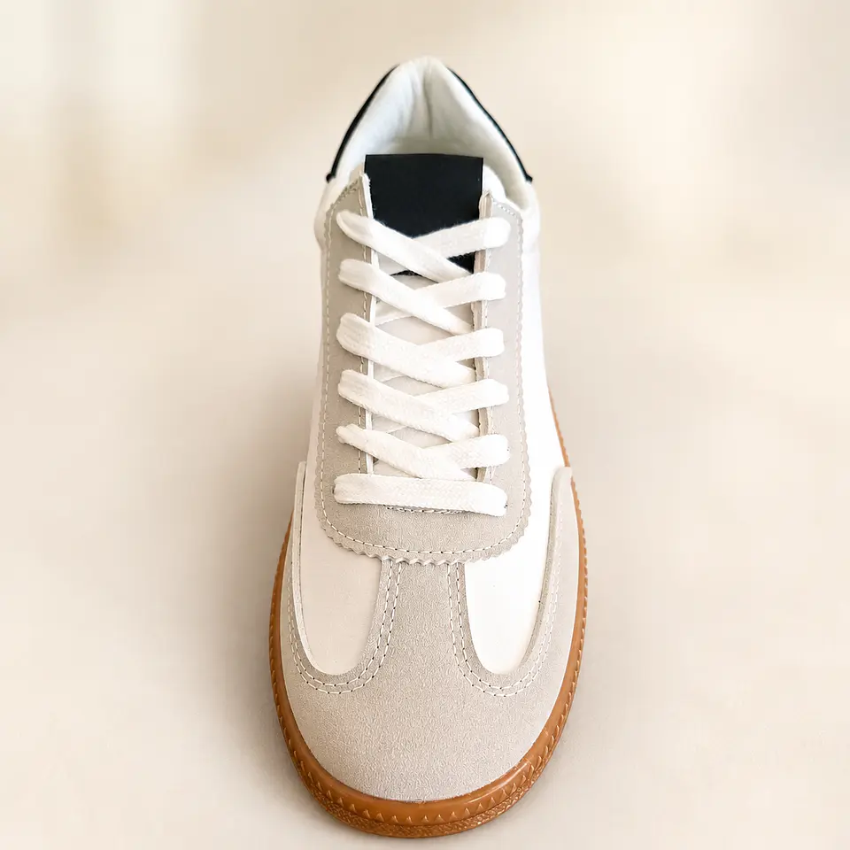 Zapatilla Urbana Blanca con Detalles Gris y Negro 4