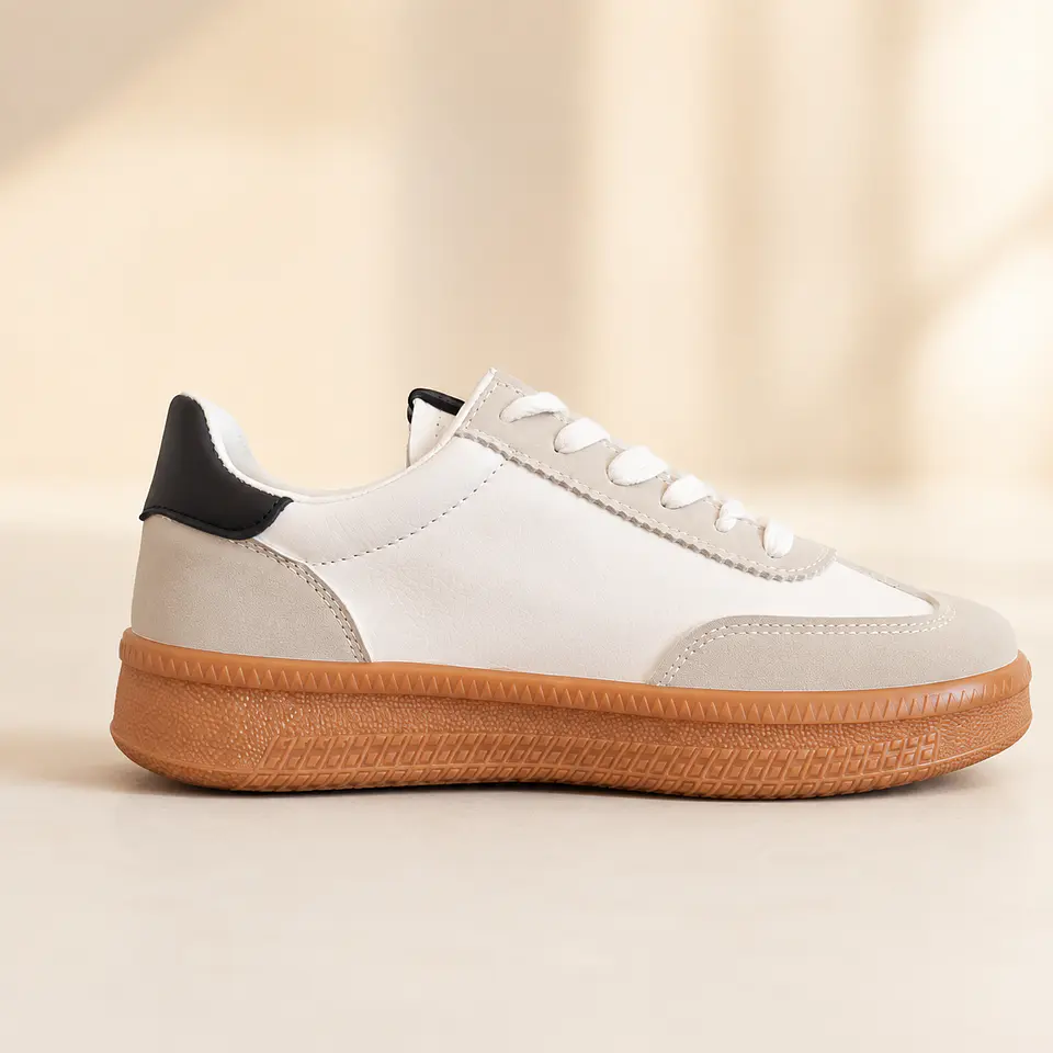 Zapatilla Urbana Blanca con Detalles Gris y Negro 5