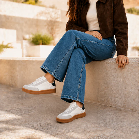 Zapatilla Urbana Blanca con Detalles Gris y Negro