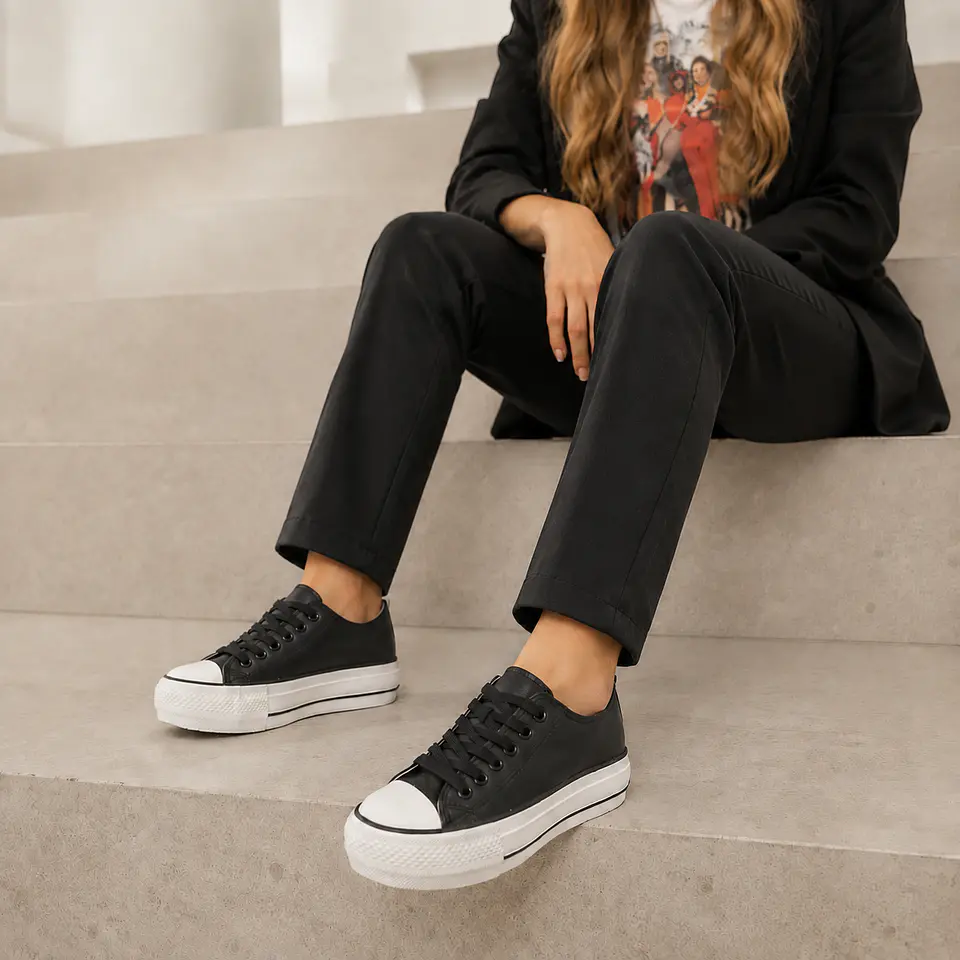 Zapatilla Urbana Negra con Brillos 1