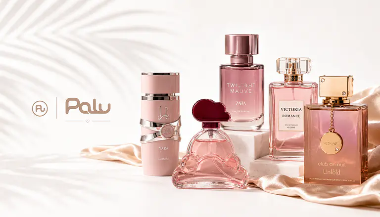Perfumes femeninos en frascos elegantes sobre fondo claro