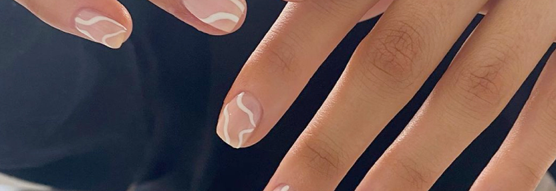 La manicure abstracta seduce a las principales influencers y nos inspira este verano