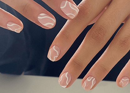 La manicure abstracta seduce a las principales influencers y nos inspira este verano