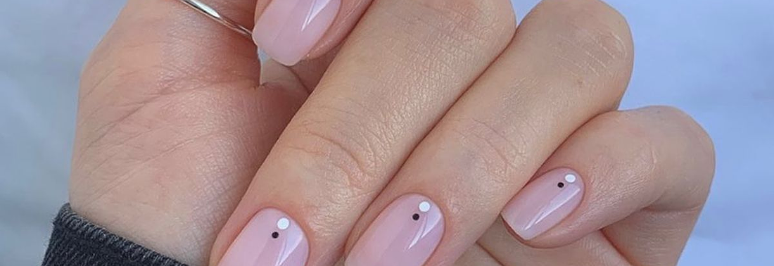 Si quieres uñas con personalidad pero simples, el estilo dot nails es para ti