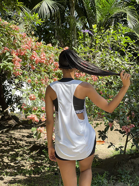 Camiseta runner blanca tela filtro UV 