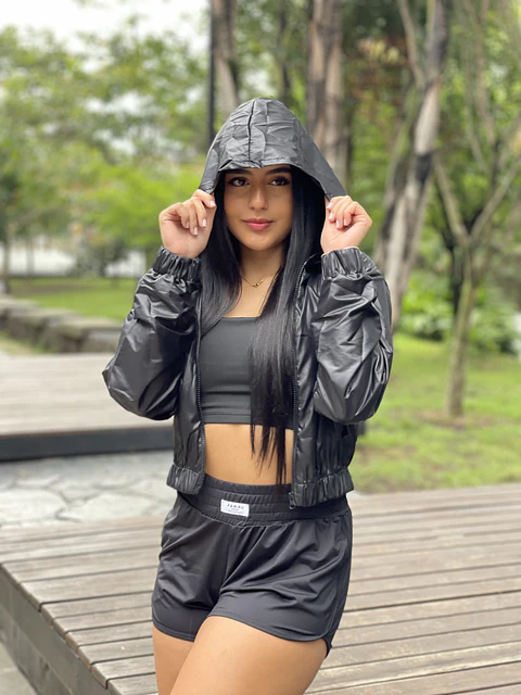 Chaqueta negra rompevientos filtro solar