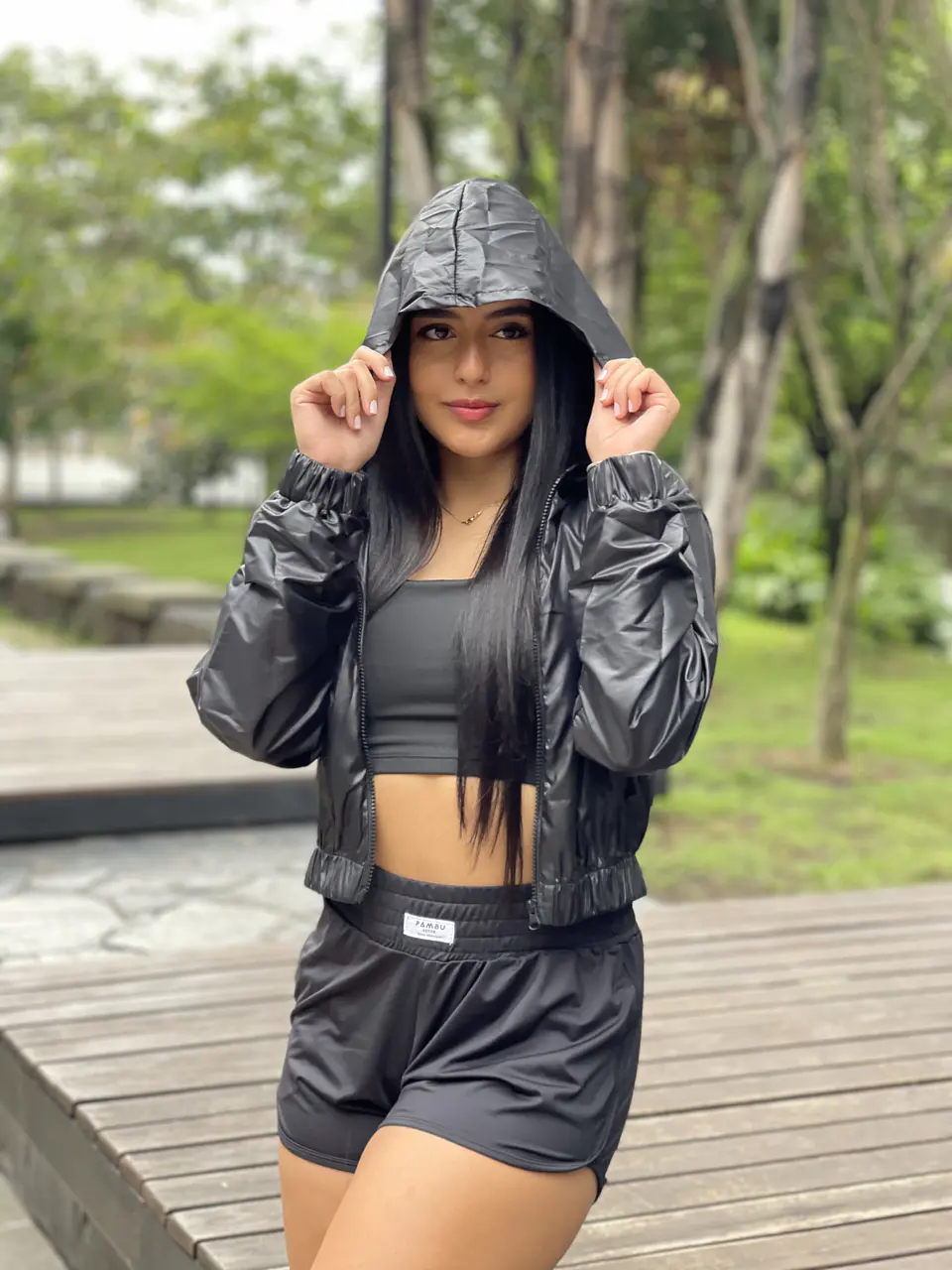 Chaqueta negra rompevientos filtro solar 1