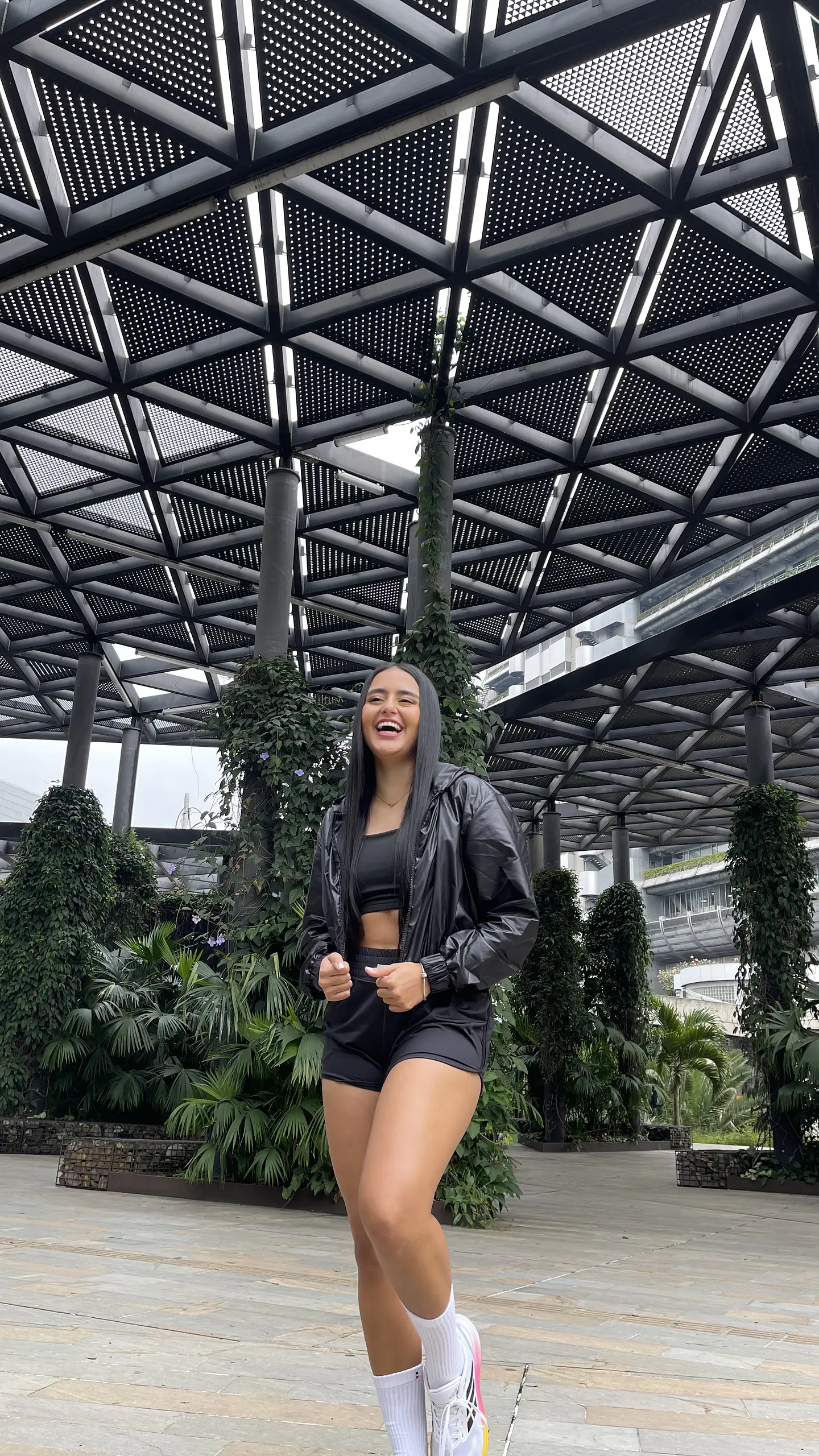 Chaqueta negra rompevientos filtro solar 3