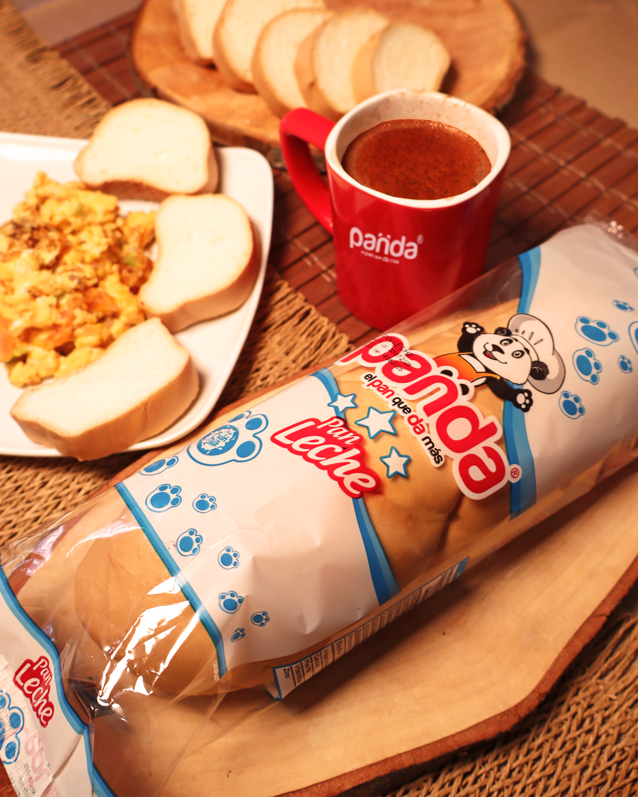 Desayuno colombiano con pan Panda, chocolate y huevos