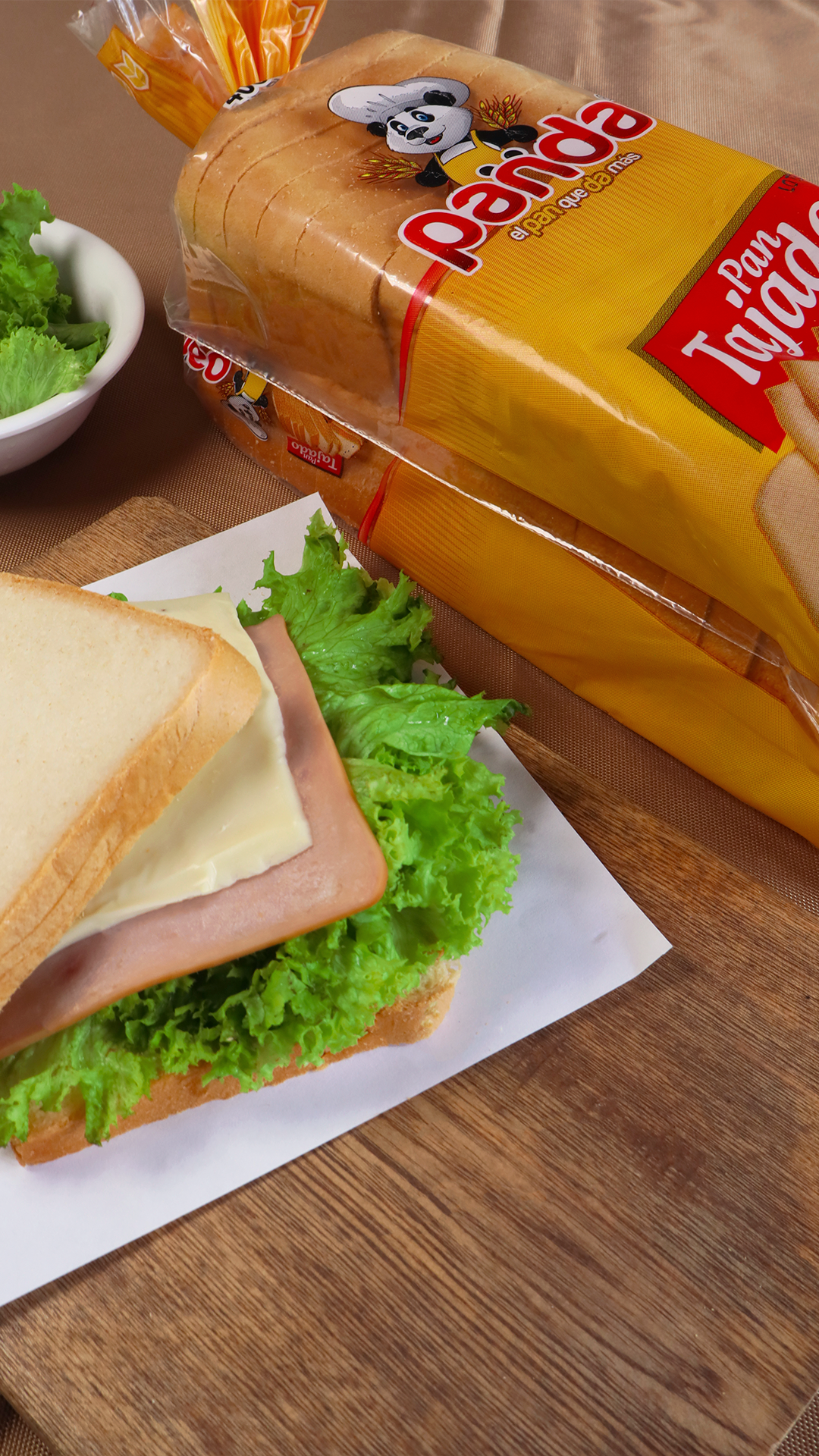 Sándwich de desayuno con pan tajado Panda