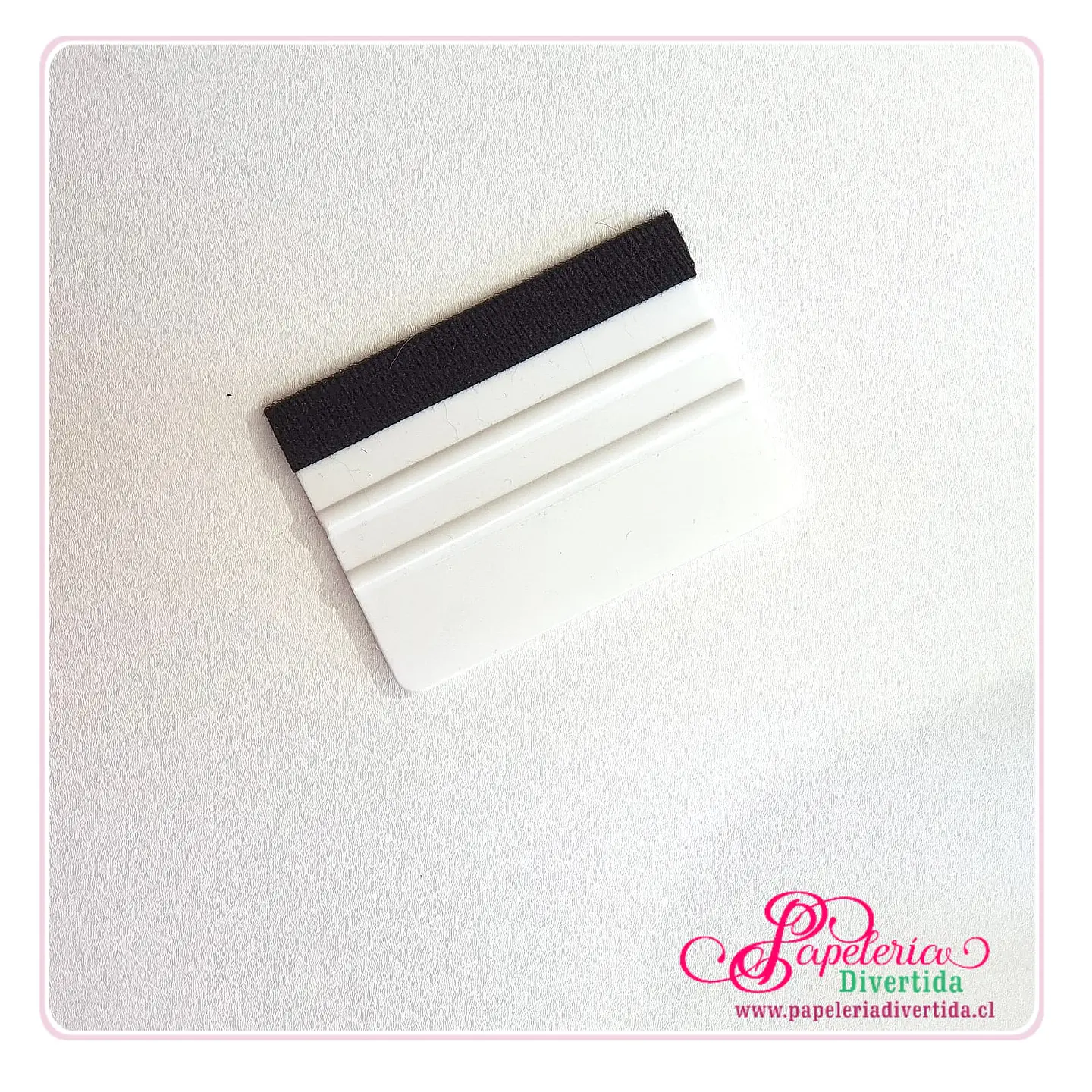 Paleta Blanca con fieltro ideal para la aplicación de laminados o vinilos 1