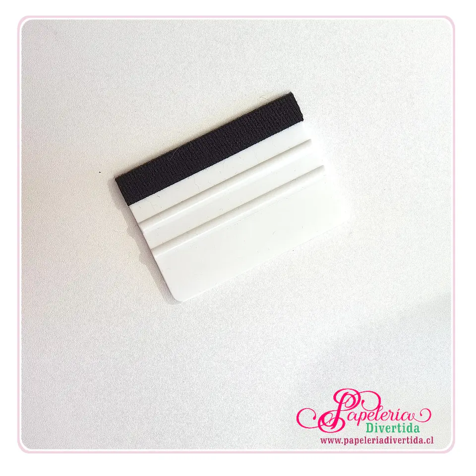 Paleta Blanca con fieltro ideal para la aplicación de laminados o vinilos 1
