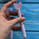 Boligrafo diseño Mariposa, punta fina tinta gel negro