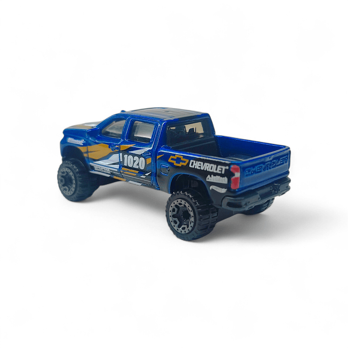 Chevrolet Silverado Trail Boss A Escala 1:64 3